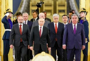 «Бряцание оружием», у России нет проблем с Финляндией и Швецией, место для Лукашенко, мрачные лица: Саммит ОДКБ в Москве