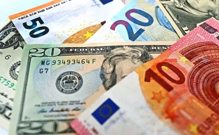 Новости курса валют: цены на доллары и евро упали в Сбербанке