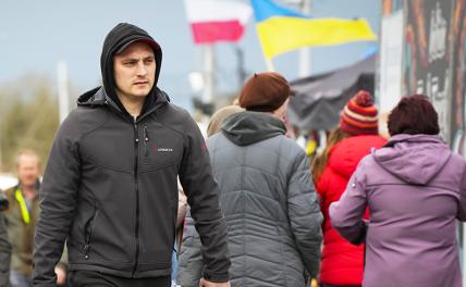 Не хочешь — заставим: В Польше предложили создать армию из украинских беженцев